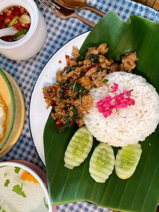 ปิ่นโต cafe & eatery 